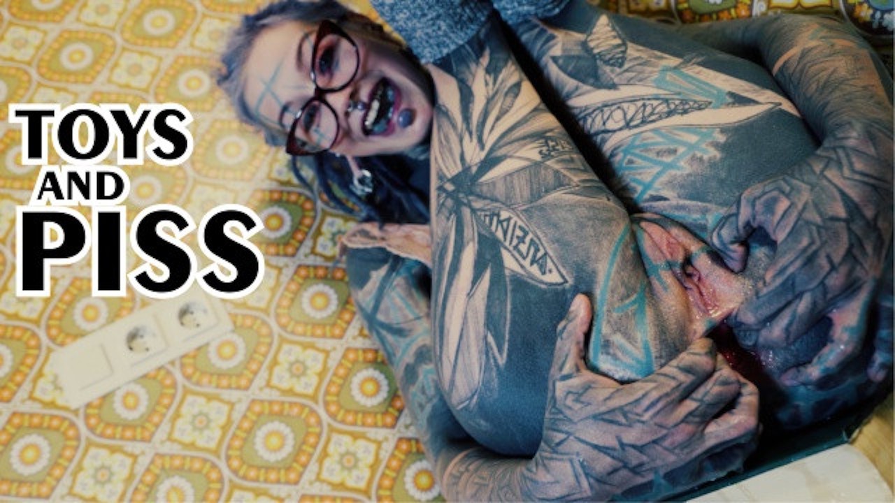 nerdy naughty Tattoo TEEN anal masturbation and PISS - TOYS in ass, ATM, PEE FETISH, nerdy goth, punk girl penetration | XBeurette.fr